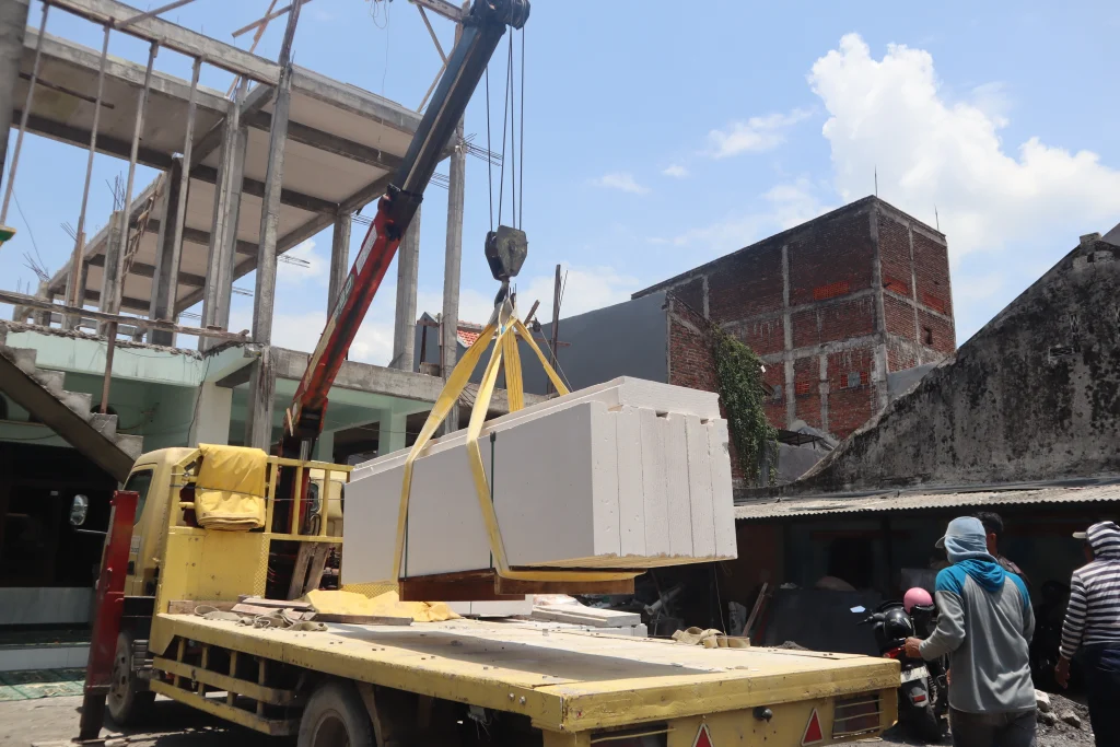 Panel Lantai Terpasang Menggunakan Grand Elephant